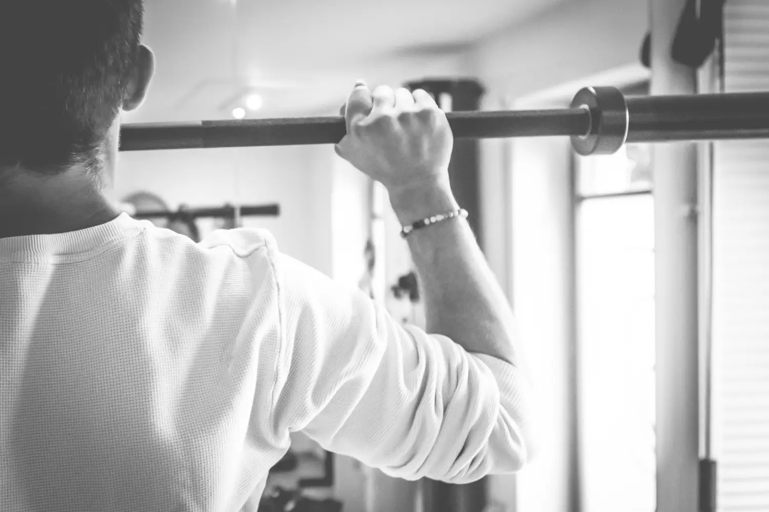 flow. Physiotherapie und Training – David Döbler beim Heben einer Langhantel